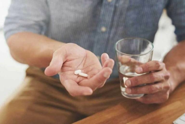 Ảnh con trai tay cầm thuốc cảm