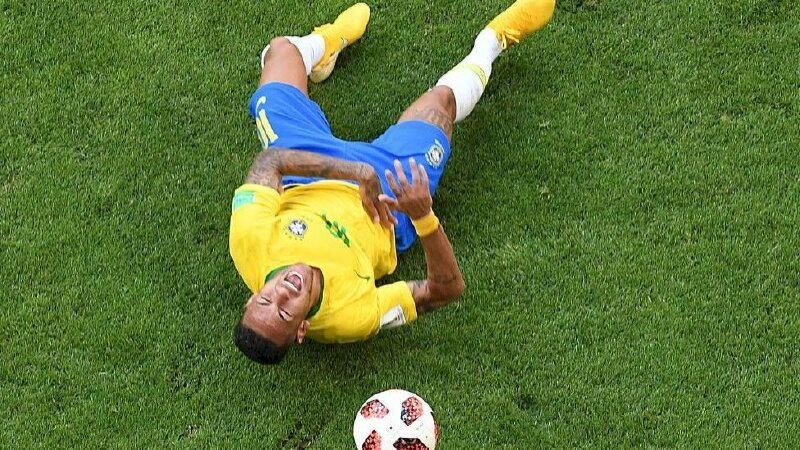 Ảnh 4k Neymar đau đớn vì chấn thương trong màu áo đội tuyển quốc gia Brazil