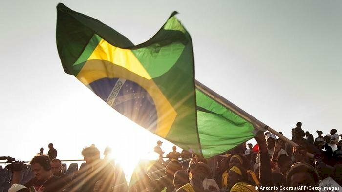 Hình ảnh người dân cầm lá cờ Brazil tung bay phấp phới tại lễ hội