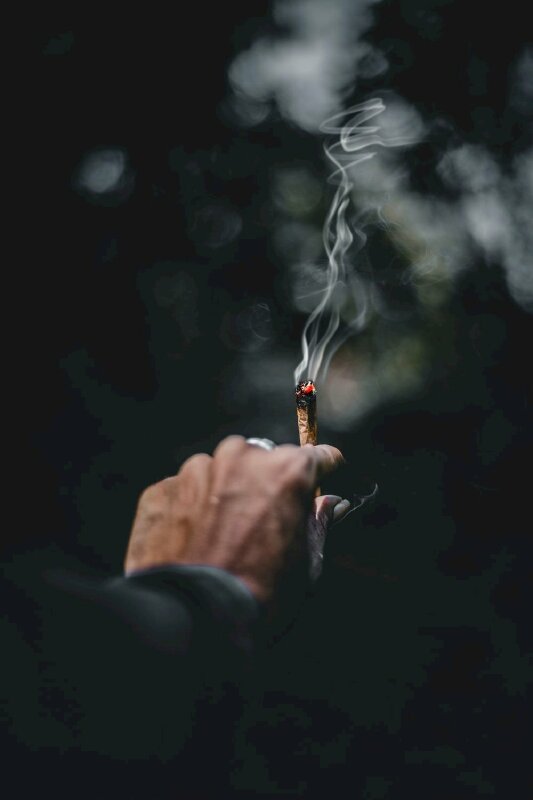 Tay cầm điếu thuốc: Nếu bạn là một người yêu thích hút thuốc, hình ảnh này với tay cầm điếu thuốc chắc chắn sẽ khiến bạn thích thú!