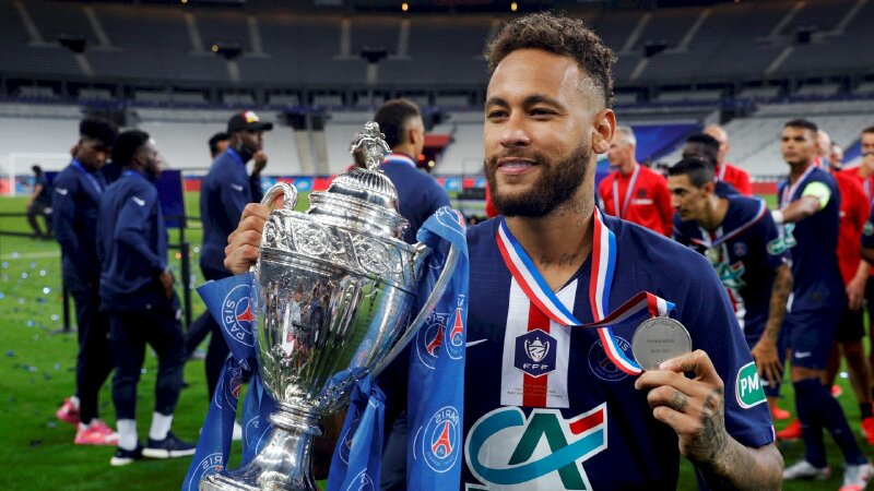 Ảnh Neymar 4k cầm cúp giải vô dịch quốc gia Pháp trong màu áo PSG