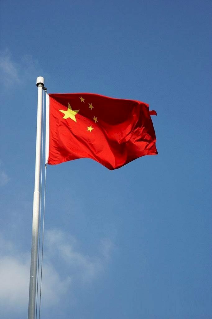 Nguồn gốc và ý nghĩa lá cờ Trung Quốc:
Lá cờ Trung Quốc được thiết kế bởi Trương Lực và được ơn phê chuẩn vào ngày 27 tháng 9 năm
