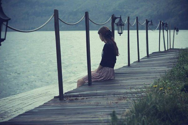 Avatar cô đơn nữ ngồi ở bến cảng độc đáo