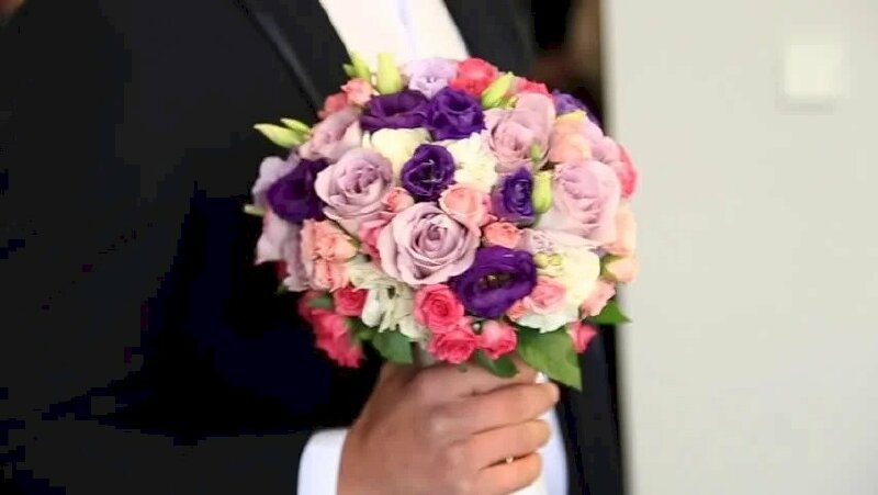Bó hoa rực rỡ dành tặng cô dâu xinh đẹp