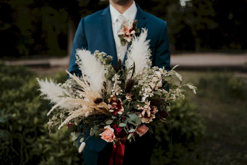 Chú rể thật lịch lãm với bó hoa cô dâu đẹp