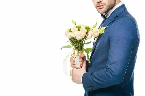 Ảnh chú rể cầm bó hoa hồng thật phong độ