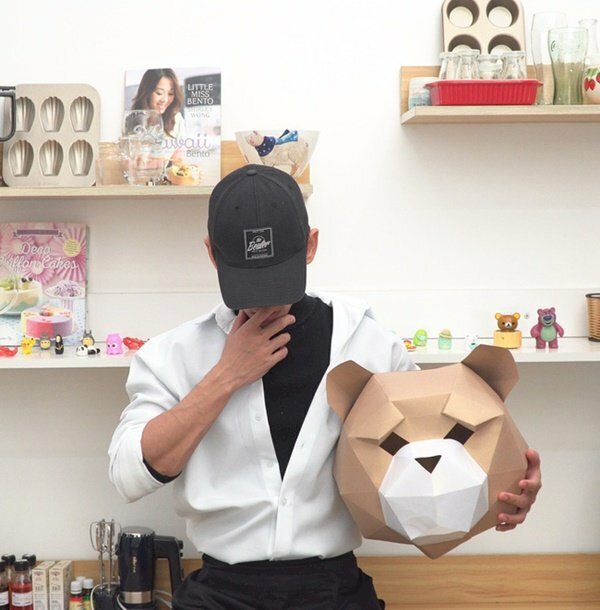 Ảnh con trai mặc áo sơ mi trắng che mặt ôm gấu ngầu và dễ thương