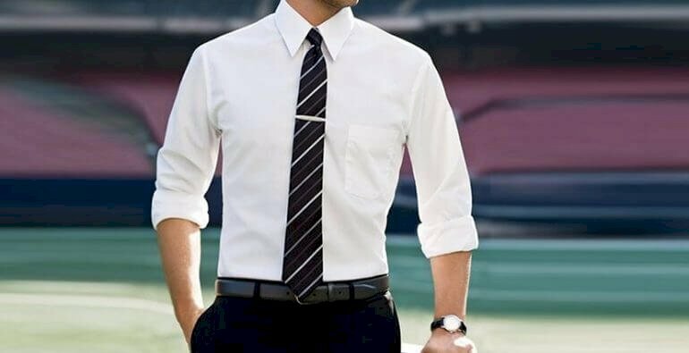 Quý ông sơ mi trắng che mặt 