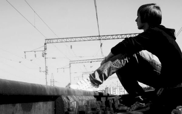 Avatar cô đơn nam ngồi cạnh đường tàu hỏa chất