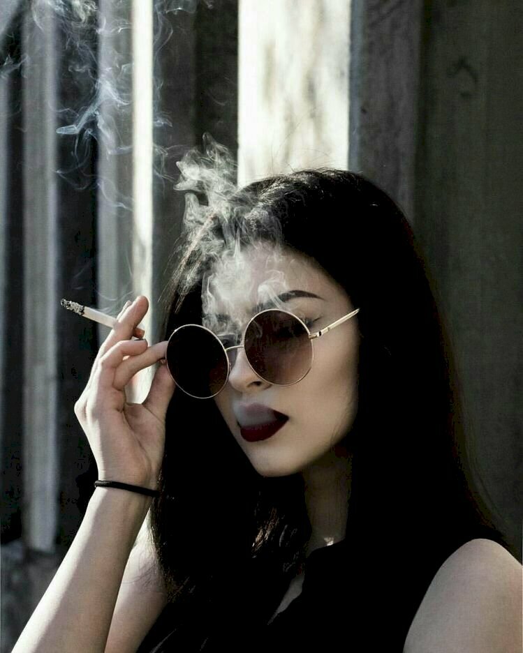 Ảnh đại diện ngầu cô gái với điếu thuốc lá