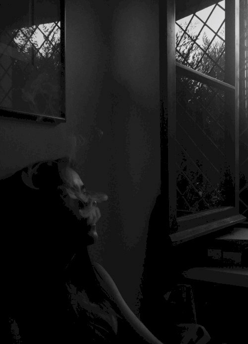 Ảnh đại diện Zalo buồn hình nữ hút thuốc 