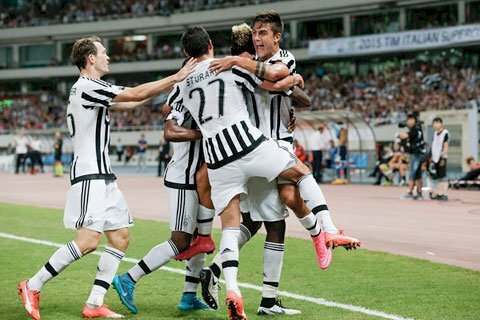 Paulo Dybala ăn mừng chiến thắng cùng các đồng đội  trong màu áo câu lạc bộ Juventus