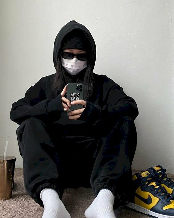 Hình ảnh gái xinh tóc dài đeo kính che mặt ngầu đang selfie