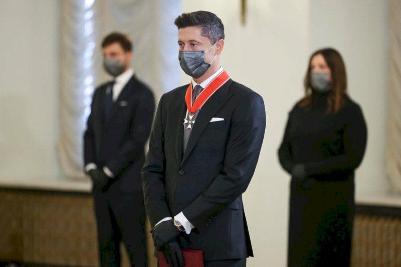 Ảnh Lewandowski 4K: Át chủ bài của đội tuyển Ba Lan nhận huân chương Thập tự chinh tại Dinh Tổng thống