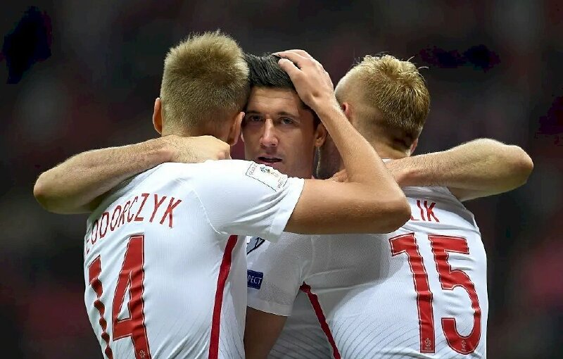 Ảnh Lewandowski 4K ăn mừng cùng đồng đội sau khi ghi bàn tại Euro 2021