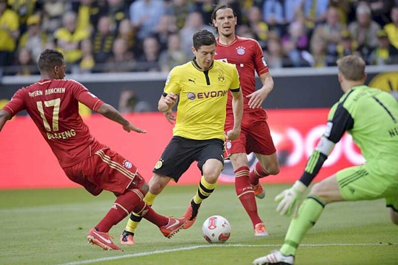 Ảnh Lewandowski 4K trong một pha xử lý bóng khéo léo trước các đối thủ