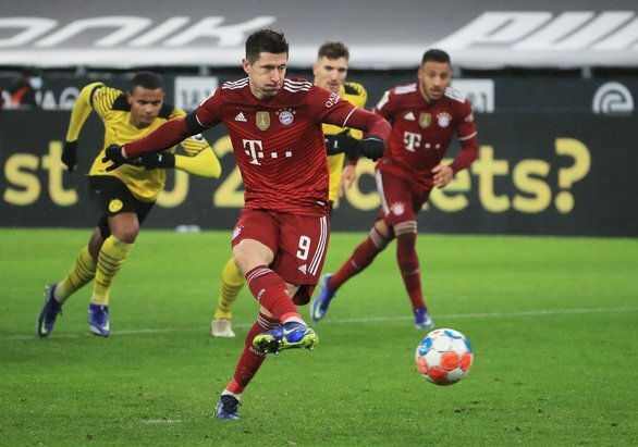 Ảnh Lewandowski 4K đá phạt đền trong trận đấu với CLB Dortmund