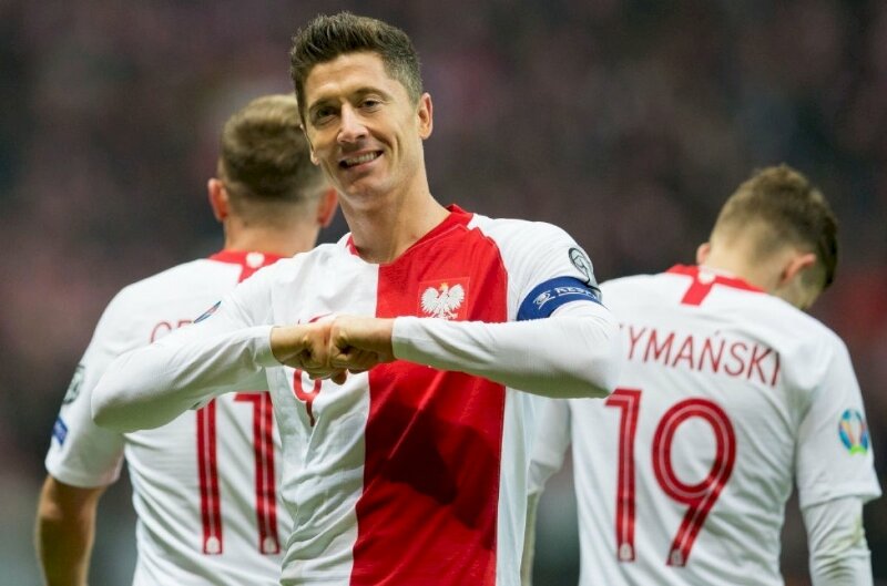 Ảnh Lewandowski 4K cười toả nắng sau khi ghi bàn