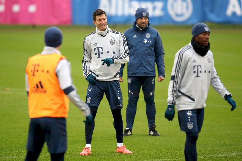 Ảnh Lewandowski 4K luyện tập cùng đồng đội CLB Bayern Munich trên sân