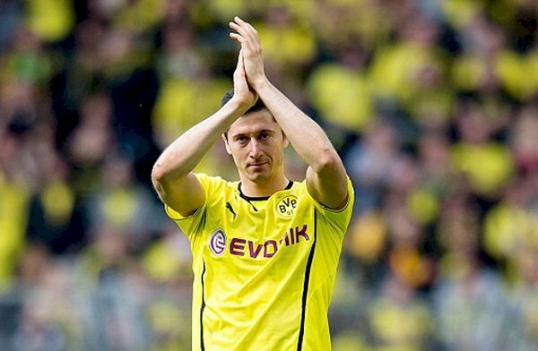Ảnh Lewandowski 4K chào người hâm mộ CLB Borussia Dortmund trong trận đấu cuối cùng khoác màu áo CLB này