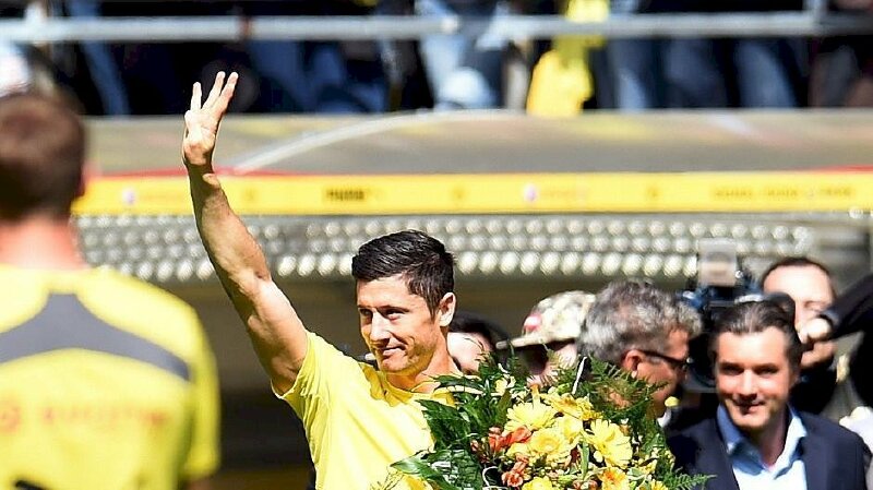 Ảnh Lewandowski 4K vẫy tay chào tạm biệt người hâm mộ CLB Borussia Dortmund 