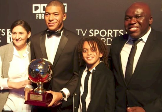 Ảnh Mbappe 4k nằm trong mái ấm gia đình bên trên một sự kiện trao giải