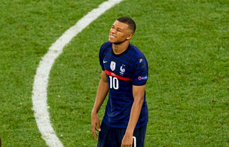 Ảnh Mbappe 4k tuyệt vọng Khi đập phá hư đốn penalty khiến cho tuyển chọn Pháp bị loại