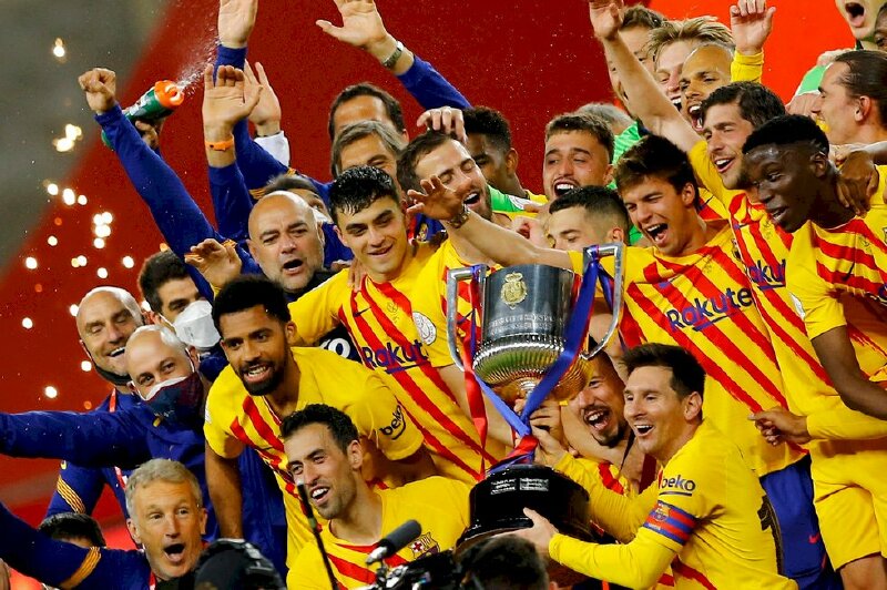 Messi cùng Barca nâng cao chiếc Cúp nhà vua Tây Ban Nha