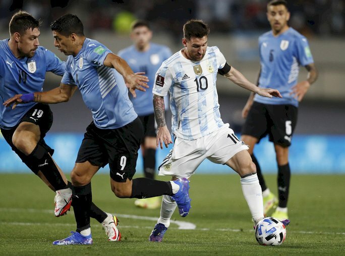 Ảnh Messi 4K giữa vòng vây của Uruguay