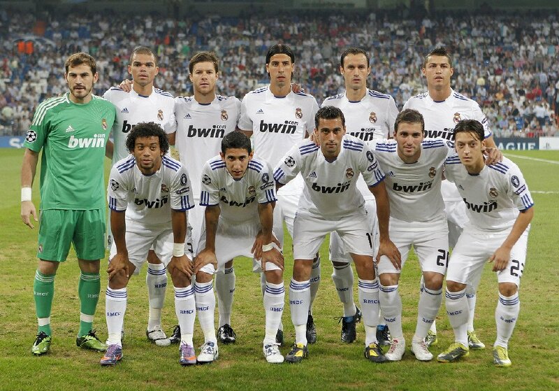 Ảnh Mesut Ozil 4K chụp ảnh cùng đồng đội trước khi ra sân thi đấu