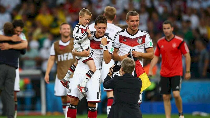 Ảnh Mesut Ozil 4K chụp ảnh cùng cổ động viên nhí và đồng đội