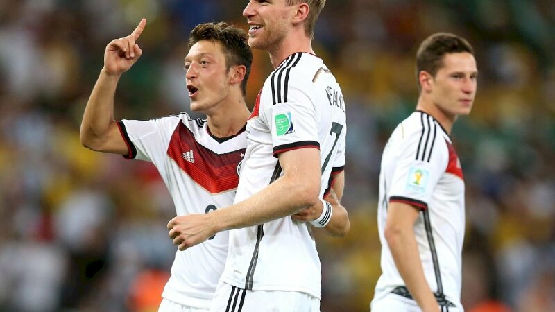 Ảnh Mesut Ozil 4K ăn mừng cùng đồng đội sau pha ghi bàn