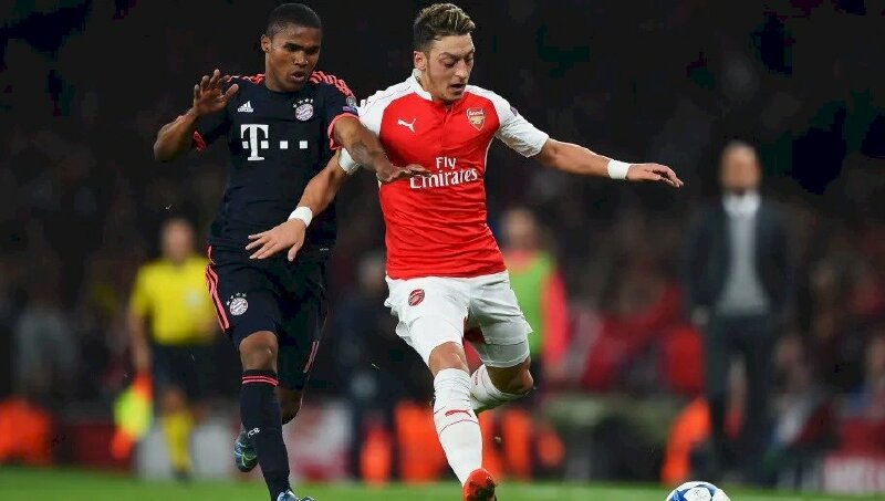 Ảnh Mesut Ozil 4K trong một pha đi bóng khéo léo