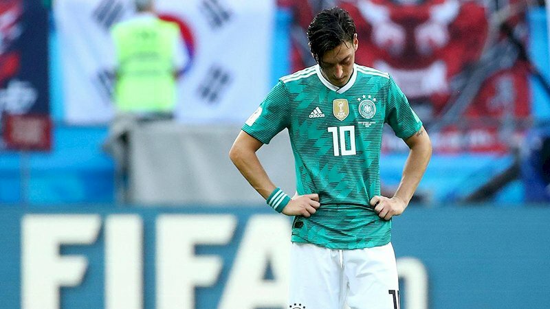 Ảnh Mesut Ozil 4K cúi đầu buồn bã trước thất bại của đội tuyển Đức tại World Cup 2018