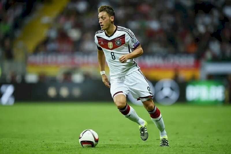 Ảnh Mesut Ozil 4K thi đấu trong màu áo tuyển Đức
