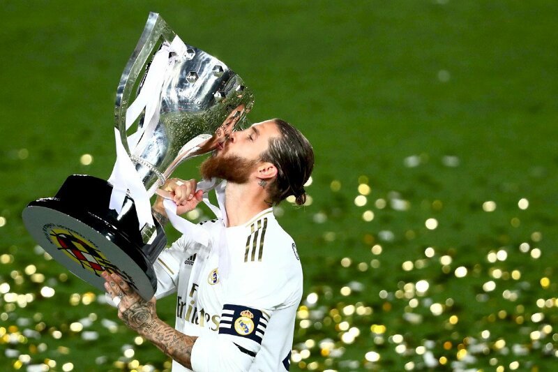 Ảnh Ramos 4K hôn lên cúp 
