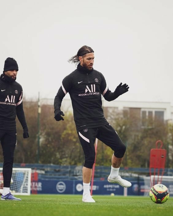Ảnh Ramos 4K trên sân tập luyện tại câu lạc bộ Paris Saint Germain