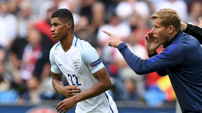 Ảnh Rashford 4K đang lắng nghe chỉ đạo của HLV trong một trận đấu tại Euro 2016