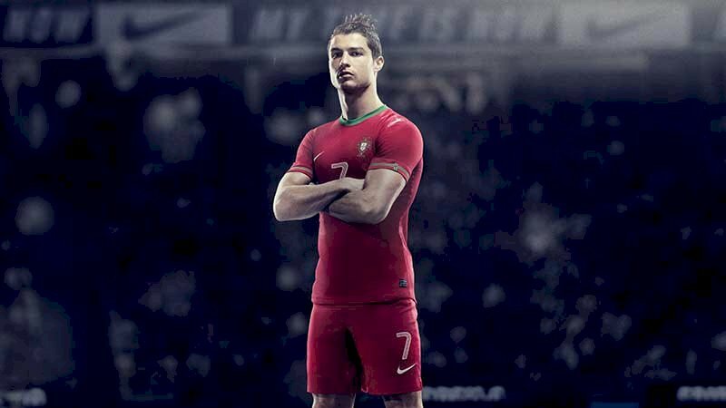 Ronaldo, chàng trai giàu tài năng với phong cách năng động, hãy cập nhật hình nền 4K mới nhất để mang đến cho màn hình điện thoại của bạn một cảm giác mới lạ và đẹp mắt hơn bao giờ hết.