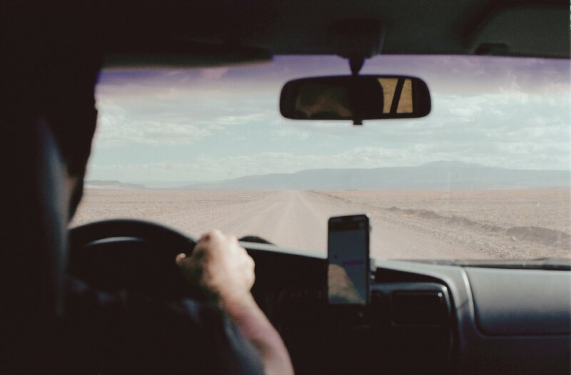 Hình ảnh cầm vô lăng xe tải khi đang lái xe trên đường