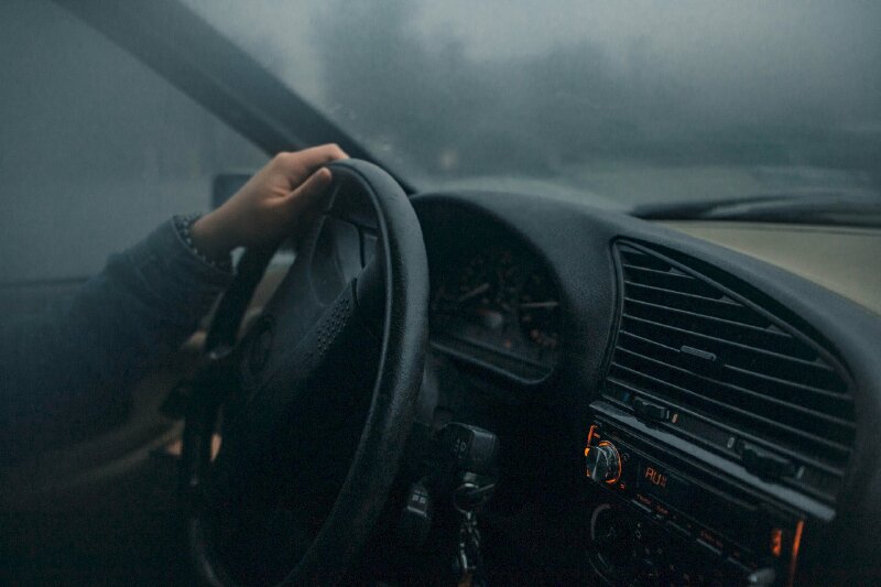 Hình ảnh một tay cầm vô lăng xe tải 