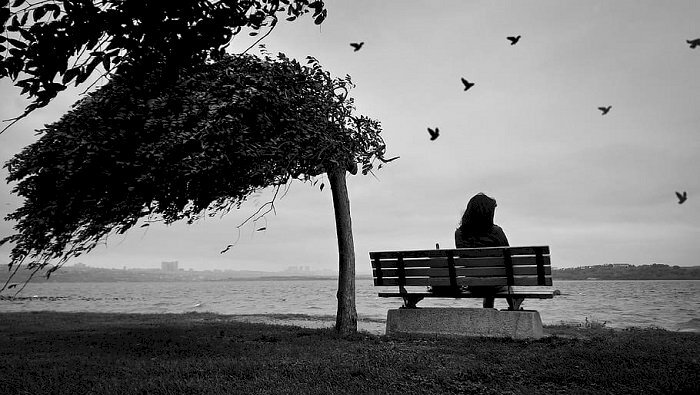 Avatar cô đơn nữ ngồi trên băng ghế độc đáo