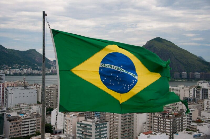 Hình ảnh lá cờ Brazil đảm bảo thu hút sự chú ý của mọi người nhờ vẻ đẹp và ý nghĩa to lớn. Với màu sắc tươi sáng, thể hiện lòng yêu nước và tình yêu đối với môi trường, chiếc lá cờ trên không chỉ là một biểu tượng của Brazil mà còn là biểu tượng của tình yêu thương và đoàn kết.