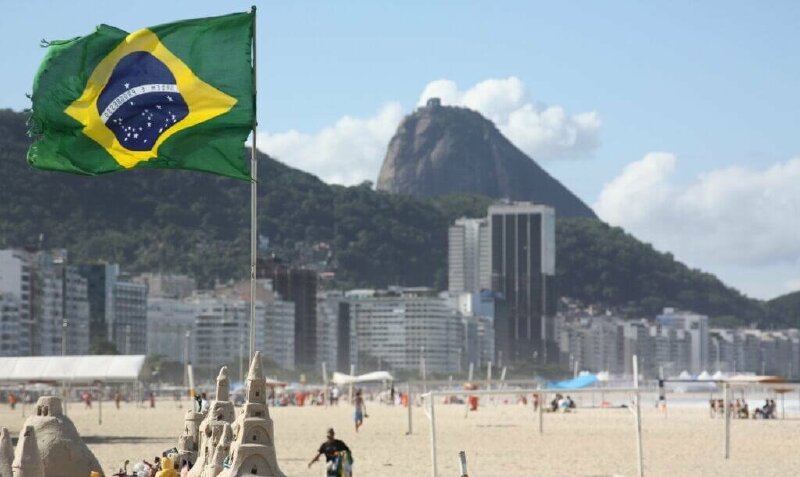 Hình ảnh cột cờ Brazil tung bay trên bầu trời tại bãi biển
