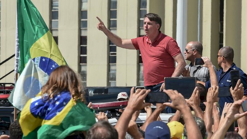 Hình ảnh người dân cầm lá cờ Brazil tung bay phấp phới tại buổi phát biểu của tổng thống