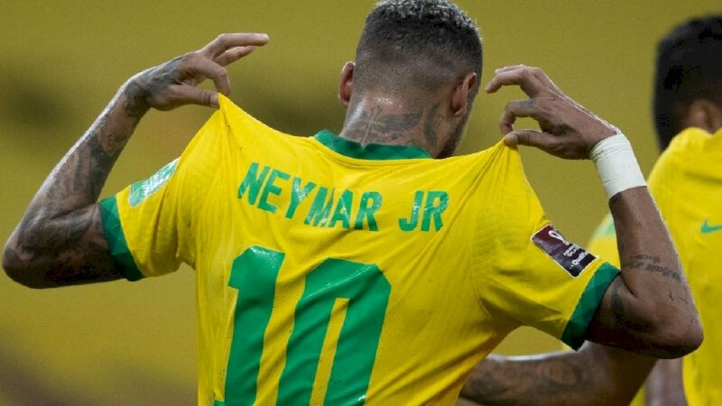 Ảnh 4k Neymar khoe áo ăn mừng bàn thắng trong màu áo đội tuyển quốc gia Brazil