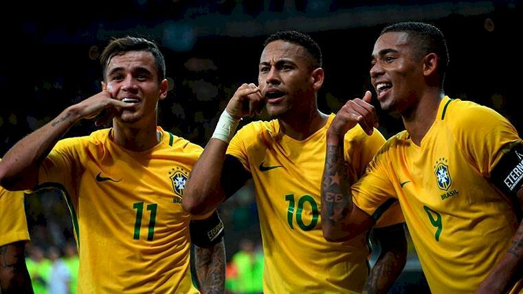 Ảnh 4k Neymar ăn mừng bàn thắng bằng kí hiệu cuộc gọi cùng với Philippe Coutinho và Gabriel Jesus trong màu áo đội tuyển quốc gia Brazil
