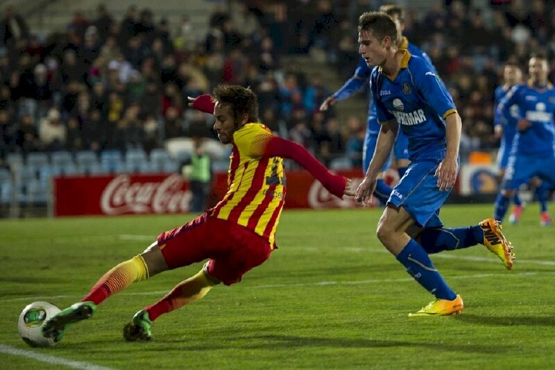 Ảnh 4k Neymar ngoặt bóng trong một trận đấu với Getafe trong màu áo câu lạc bộ Barcelona