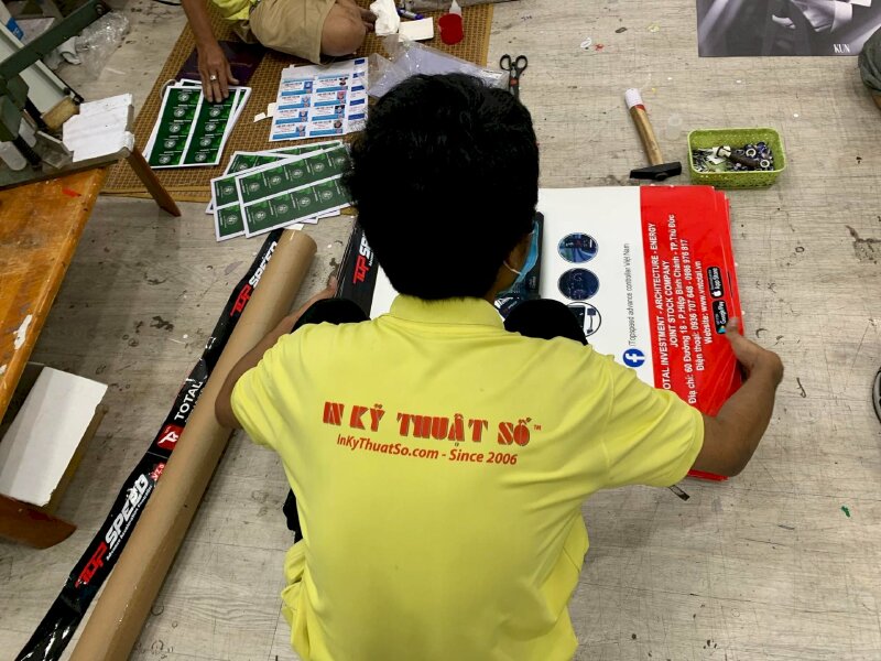 Gia công cắt thành phẩm banner dán kính