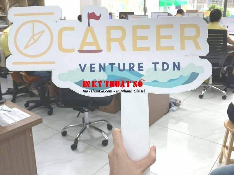 Hashtag cầm tay sự kiện của Career Venture TDN - Ảnh: 1